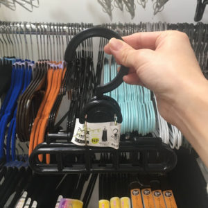 かさばるズボンの収納にぴったりなハンガーを100均で探そう