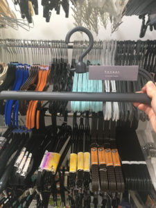 かさばるズボンの収納にぴったりなハンガーを100均で探そう