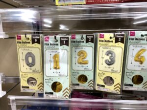 数字バルーンはダイソーで決まり 100均グッズで誕生日の飾り付け