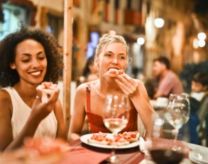 レストランでピザを食べる女性