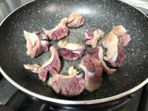 「砂肝の塩焼き」片面が焼けてきたら塩こしょうをふる