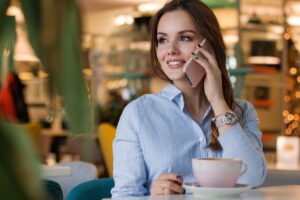 カフェで電話をする女性