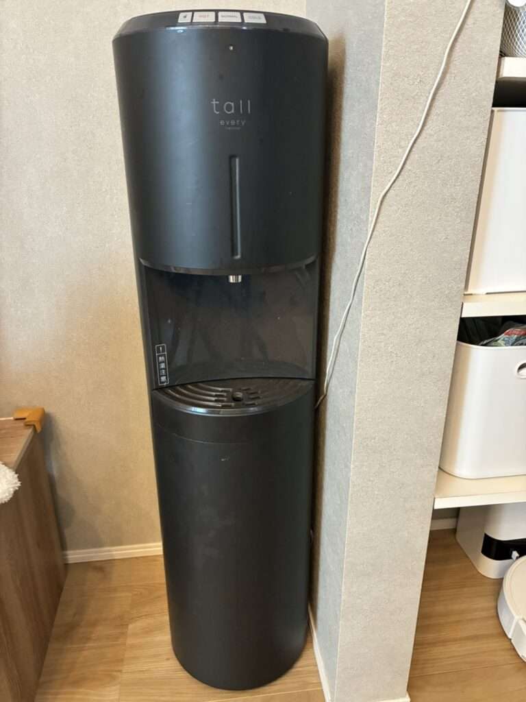 自宅に置いている浄水型ウォーターサーバー「エブリィフレシャス tall」のマットブラック
