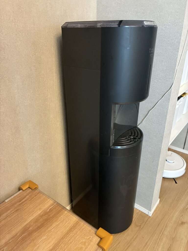 横から見たエブリィフレシャス tall。床置きタイプで、部屋の角にも置けるスリムな形
