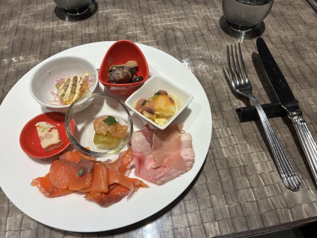 グラスコートのランチブッフェで取った料理。スモークサーモンやローストポーク、えびの前菜など