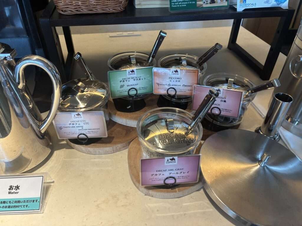 ルピシアのデカフェの紅茶と、お水・お湯のコーナー