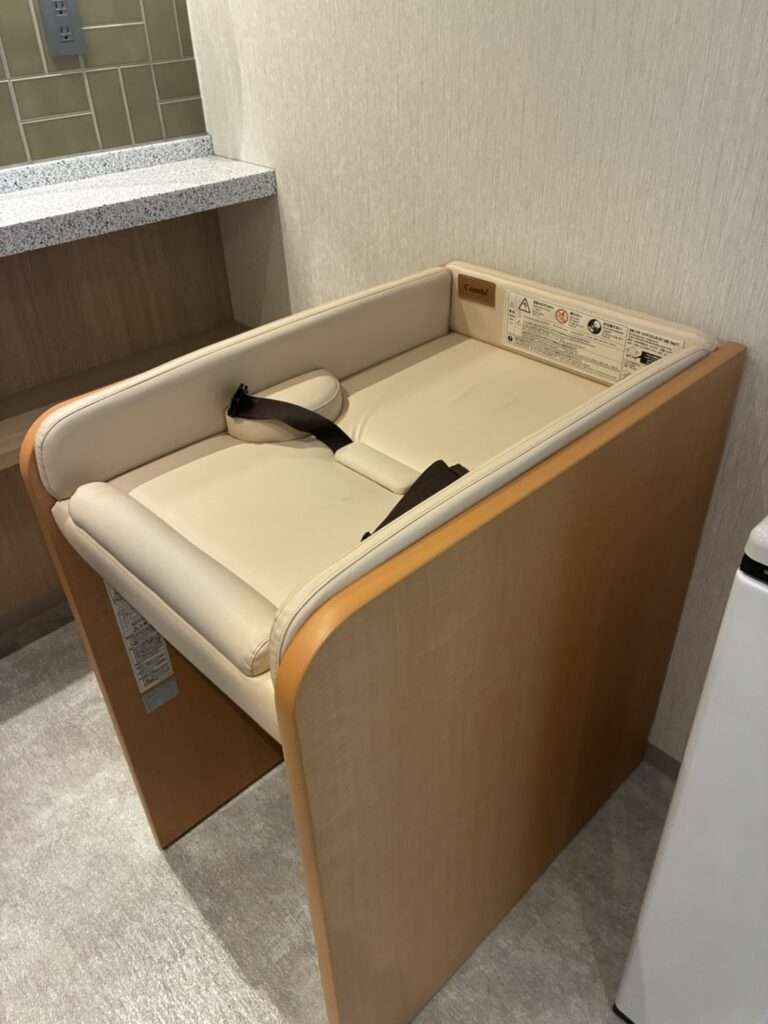 IBASHOのトイレにある、ベッドタイプのおむつ交換台
