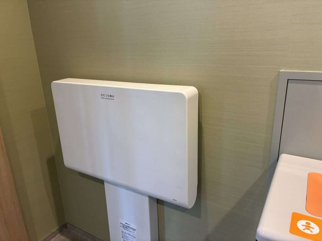 IBASHOのトイレにある、壁に取り付けられたおむつ交換台