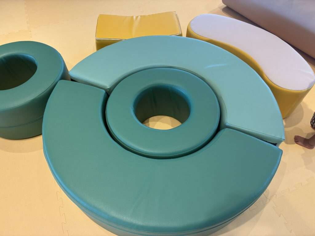 IBASHOのキッズスペースにある、丸いクッション遊具