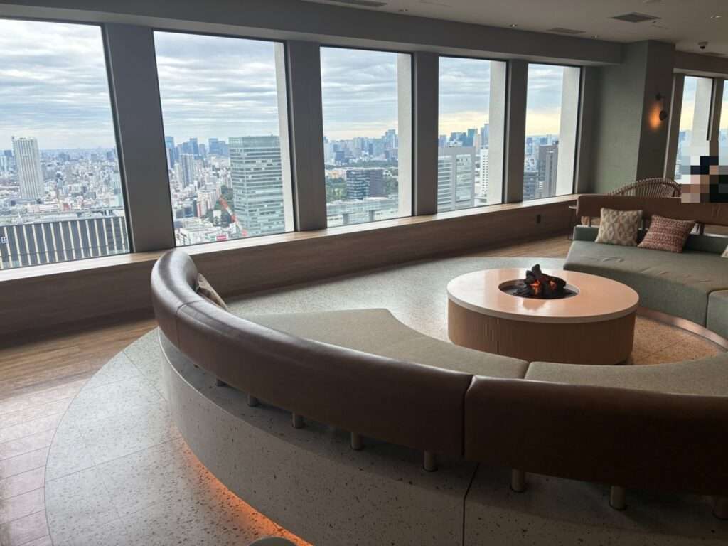 IBASHOの窓際にある、新宿の景色を見渡せるソファ席