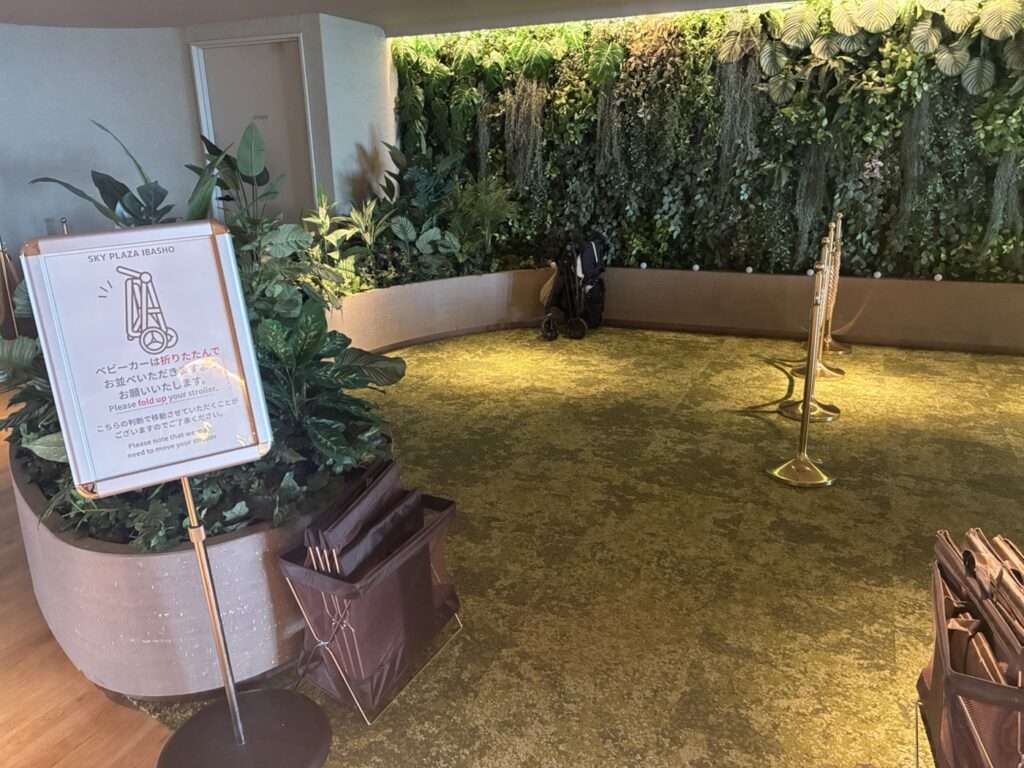 IBASHOのベビーカー置き場。ベビーカーは折りたたんで並べる