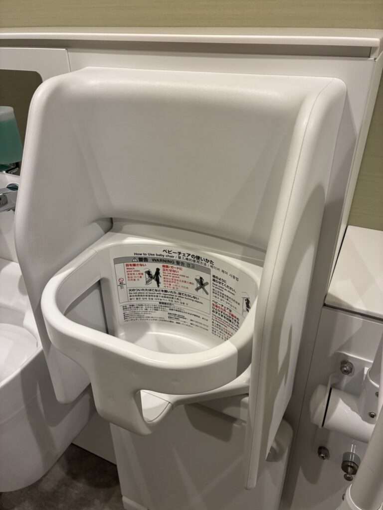 トイレの個室にあるベビーチェア