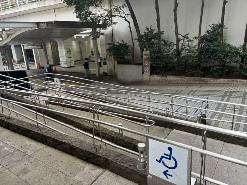新宿駅西口方面から京王プラザホテルへ続くスロープ